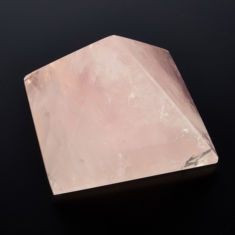 Пирамида из камня розовый кварц