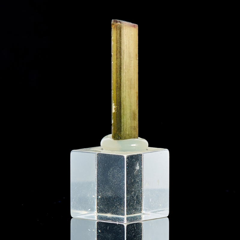 Кристалл турмалин зеленый (верделит) Россия (на подставке) 5,5х27 мм