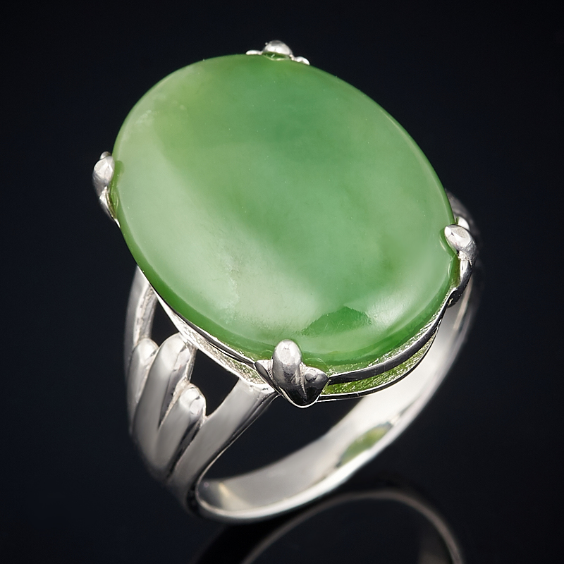 Зеленое серебро цвет. Серебряное кольцо с нефритом 925 пробы. Кольцо из нефрита. Зеленый нефрит. Кольцо из нефрита цельное.