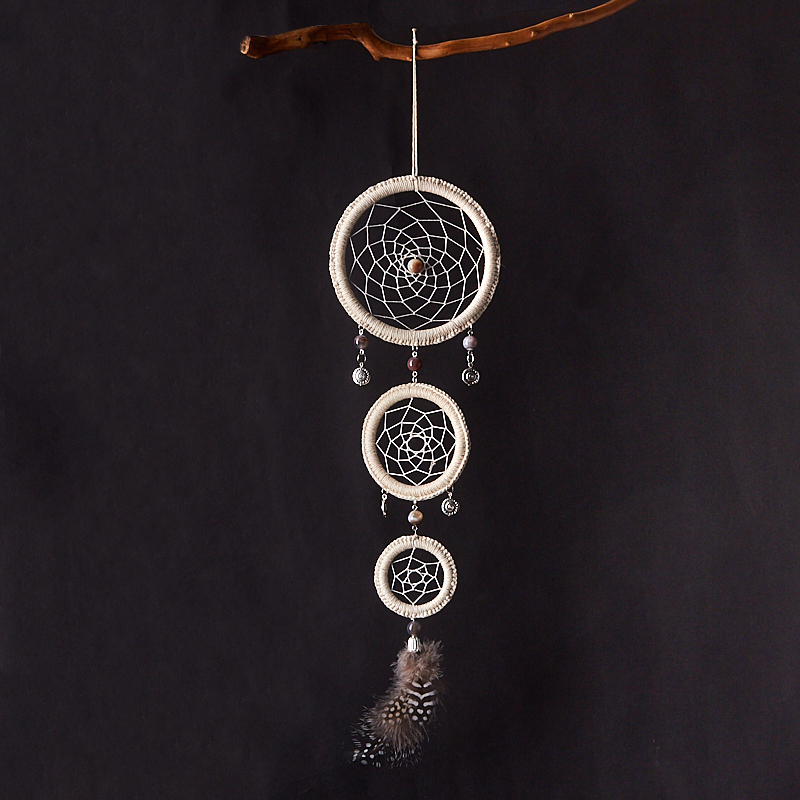 

Ловец снов агат серый (текстиль, биж. сплав, перо натур.)