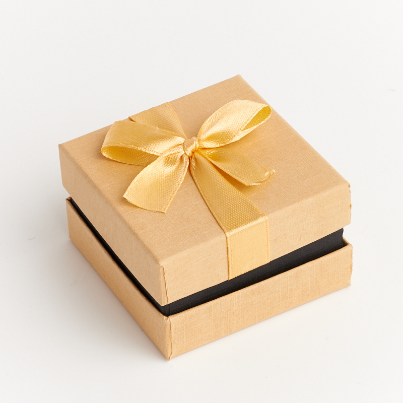 Подарочная упаковка (картон, текстиль) под комплект (кольцо, серьги, кулон) (коробка) (бежевый) 60х60х35 мм