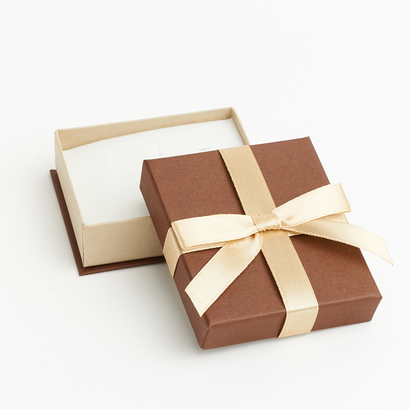 Подарочная упаковка (картон, текстиль) под комплект (кольцо, серьги, цепь, кулон) (коробка) (коричневый) 80х70х25 мм