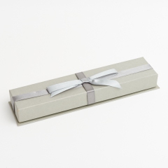 Подарочная упаковка (картон, текстиль) под браслет/бусы/цепь (футляр) (серый) 230х60х25 мм