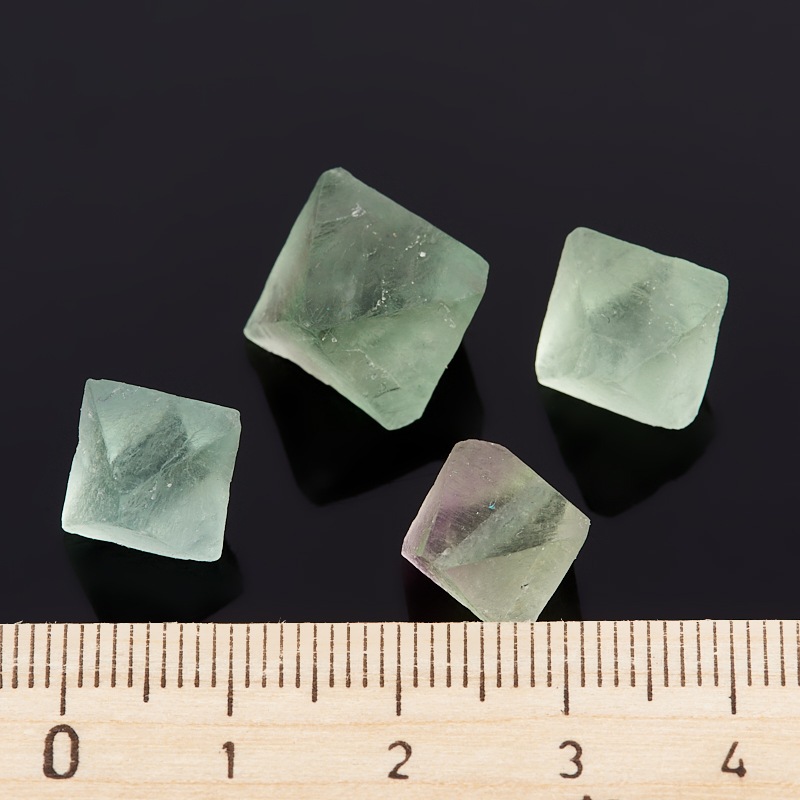 Образец флюорит зеленый Китай (1-1,5 см) (1 шт)