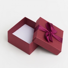 Подарочная упаковка (картон) под комплект (кольцо, серьги, кулон) (коробка) (бордовый) 55х55х30 мм