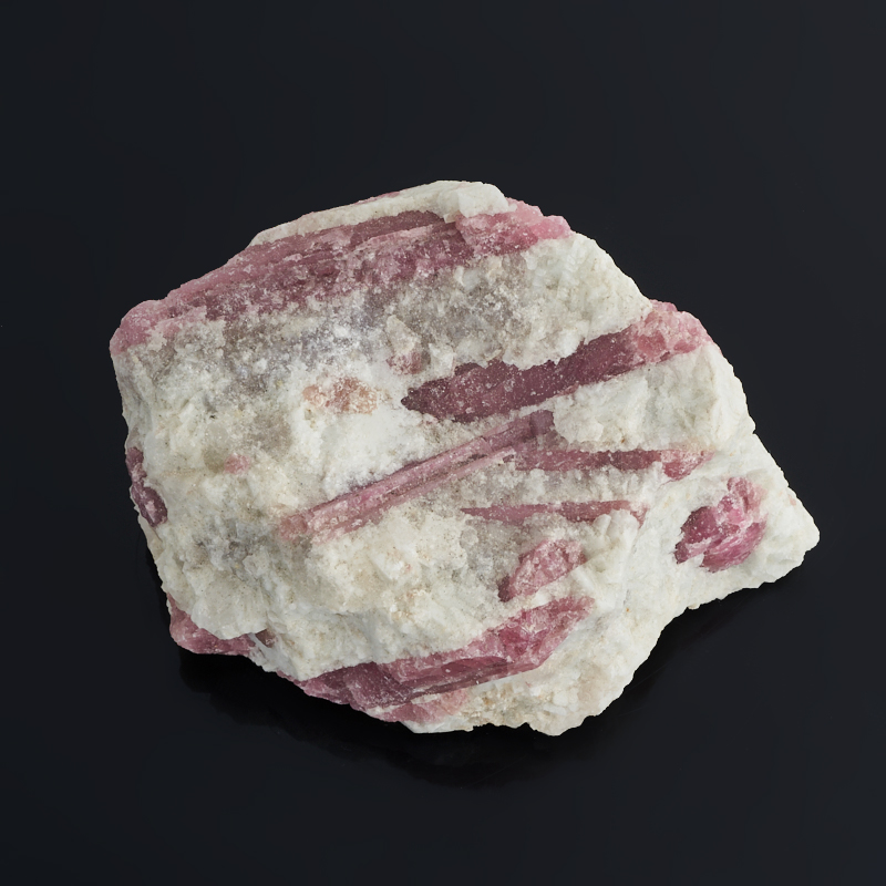 Образец турмалин розовый (рубеллит) Бразилия (в породе) M (7-12 см)