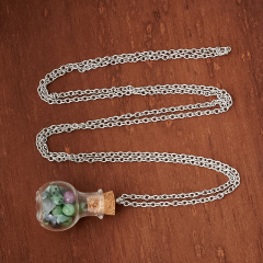 Кулон цоизит Танзания (биж. сплав, сталь хир., стекло) бутылочка огранка 3 см