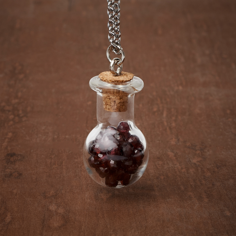Кулон гранат альмандин Индия (биж. сплав, сталь хир., стекло) бутылочка огранка 3 см