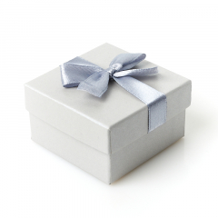 Подарочная упаковка (картон, текстиль) под комплект (кольцо, серьги, кулон) (коробка) (серый) 60х60х35 мм