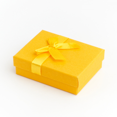Подарочная упаковка (картон, текстиль) под комплект (цепь, кольцо, серьги) (коробка) (желтый) 85х65х25 мм