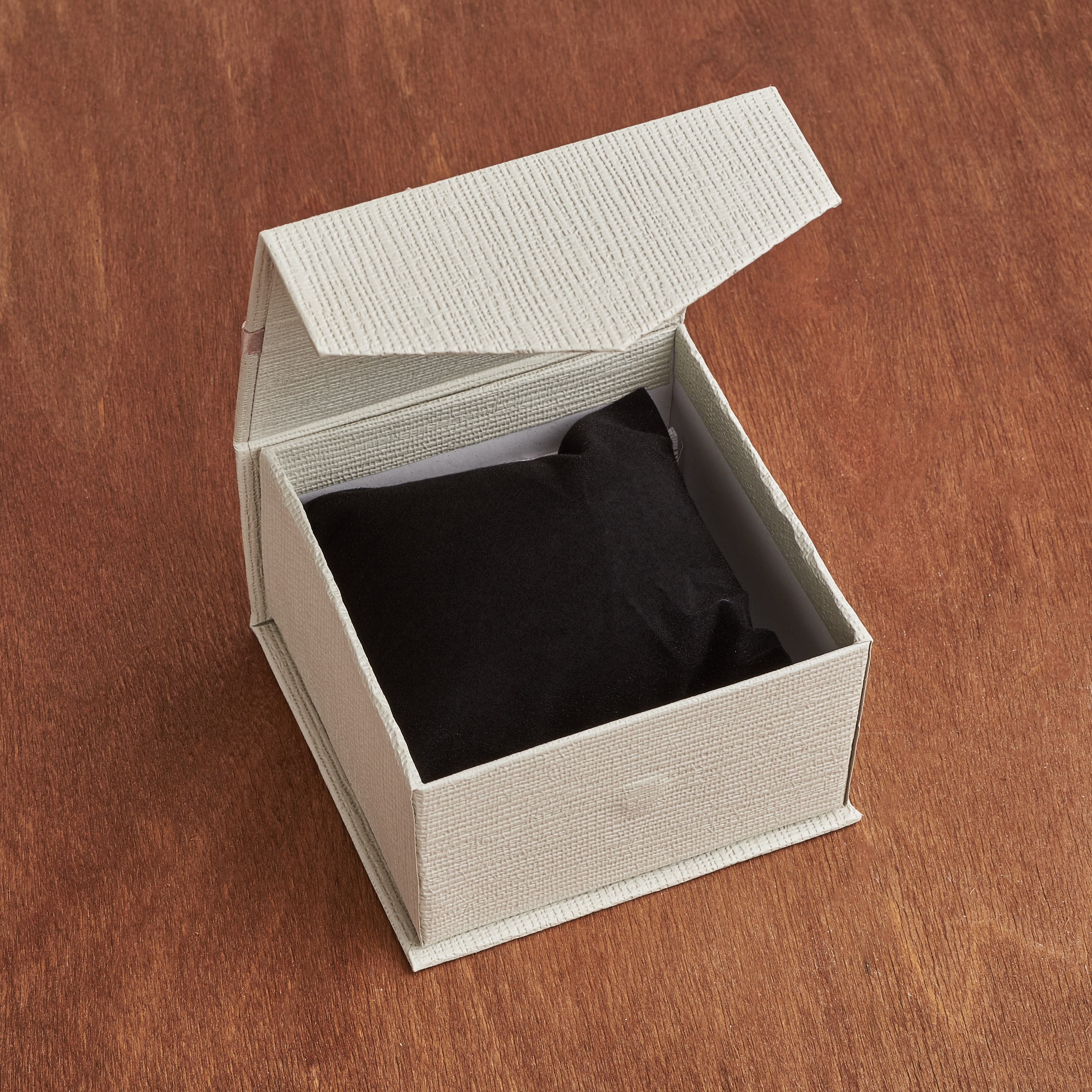Подарочная упаковка (картон, текстиль) под браслет/часы (серый) 95х95х60 мм