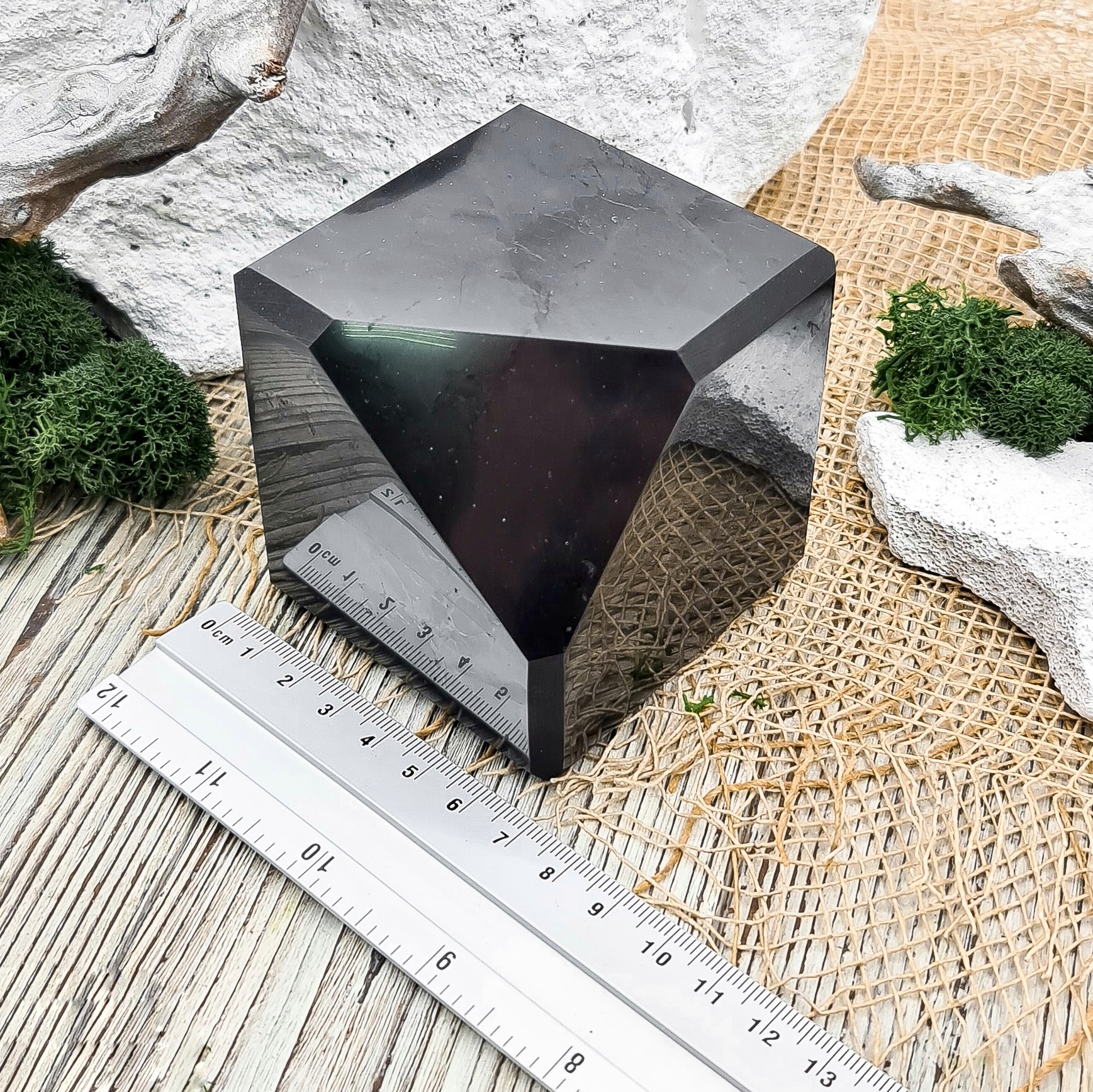 Куб шунгит полированный Россия со скошенным краем 7 см