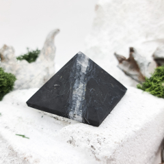 Пирамида шунгит с кварцем Россия 5 см