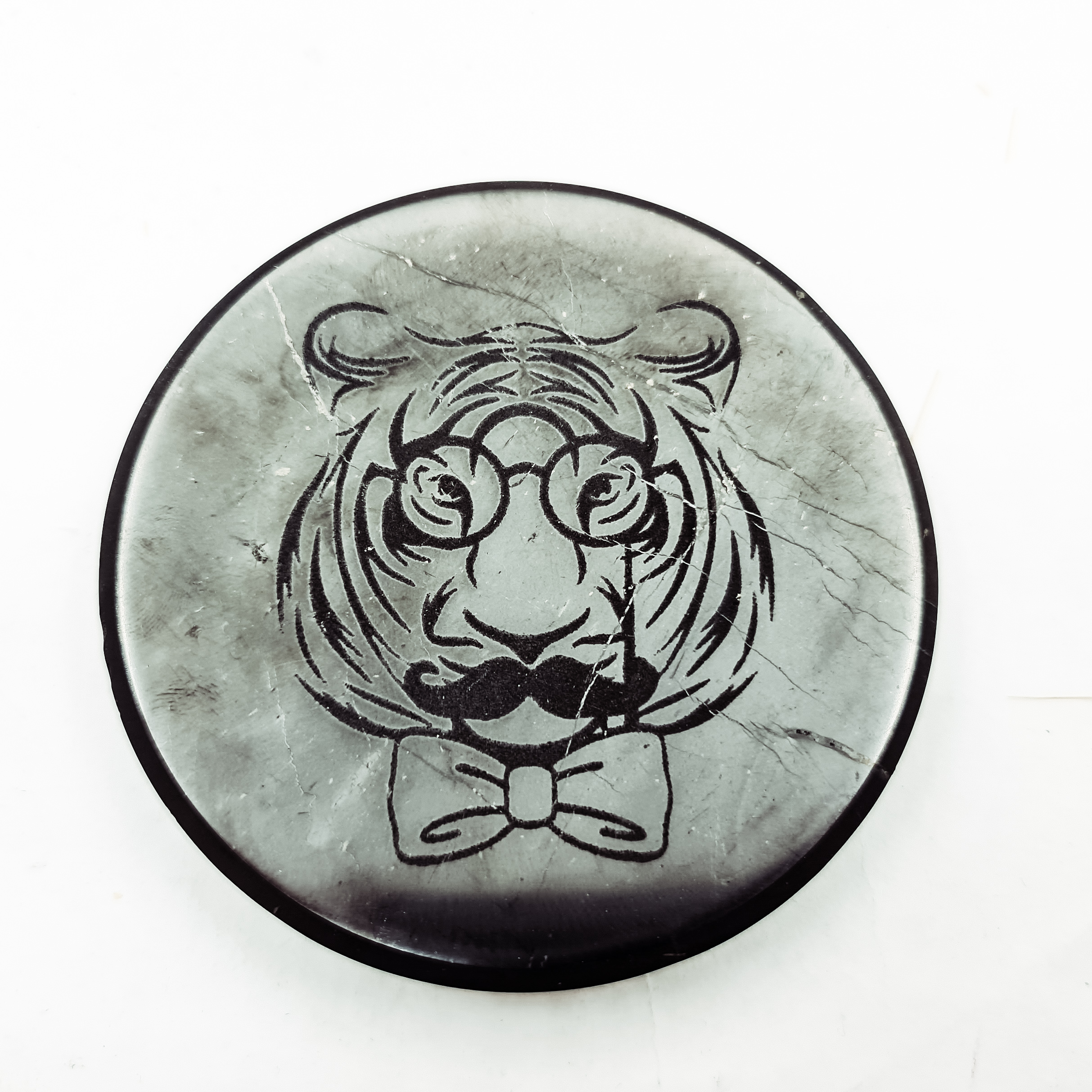 Декоративная плитка шунгит полированный Россия с гравировкой Тигр 10 см