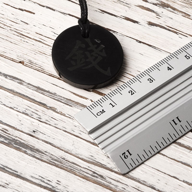 Кулон шунгит Россия круг с гравировкой Фен-Шуй "Деньги" 3&nbsp;см