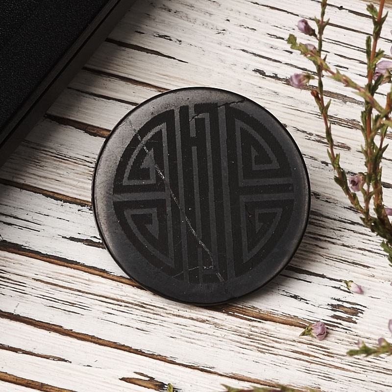 Пластина шунгит полированный с гравировкой символ долголетия Россия 3&nbsp;см