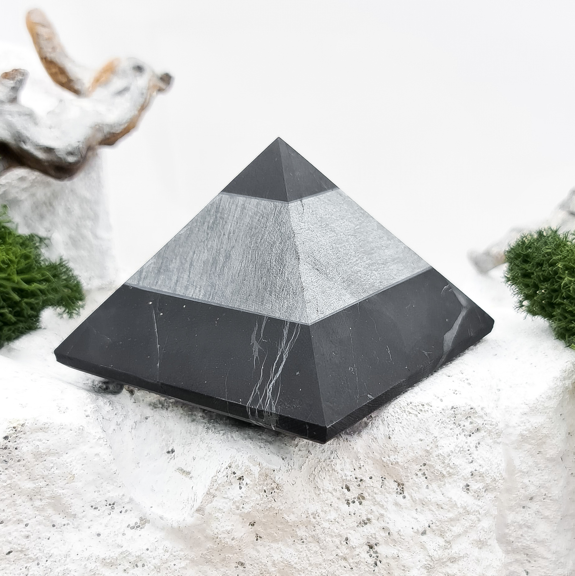 Пирамида микс талькохлорит, шунгит шлифованная 8 см