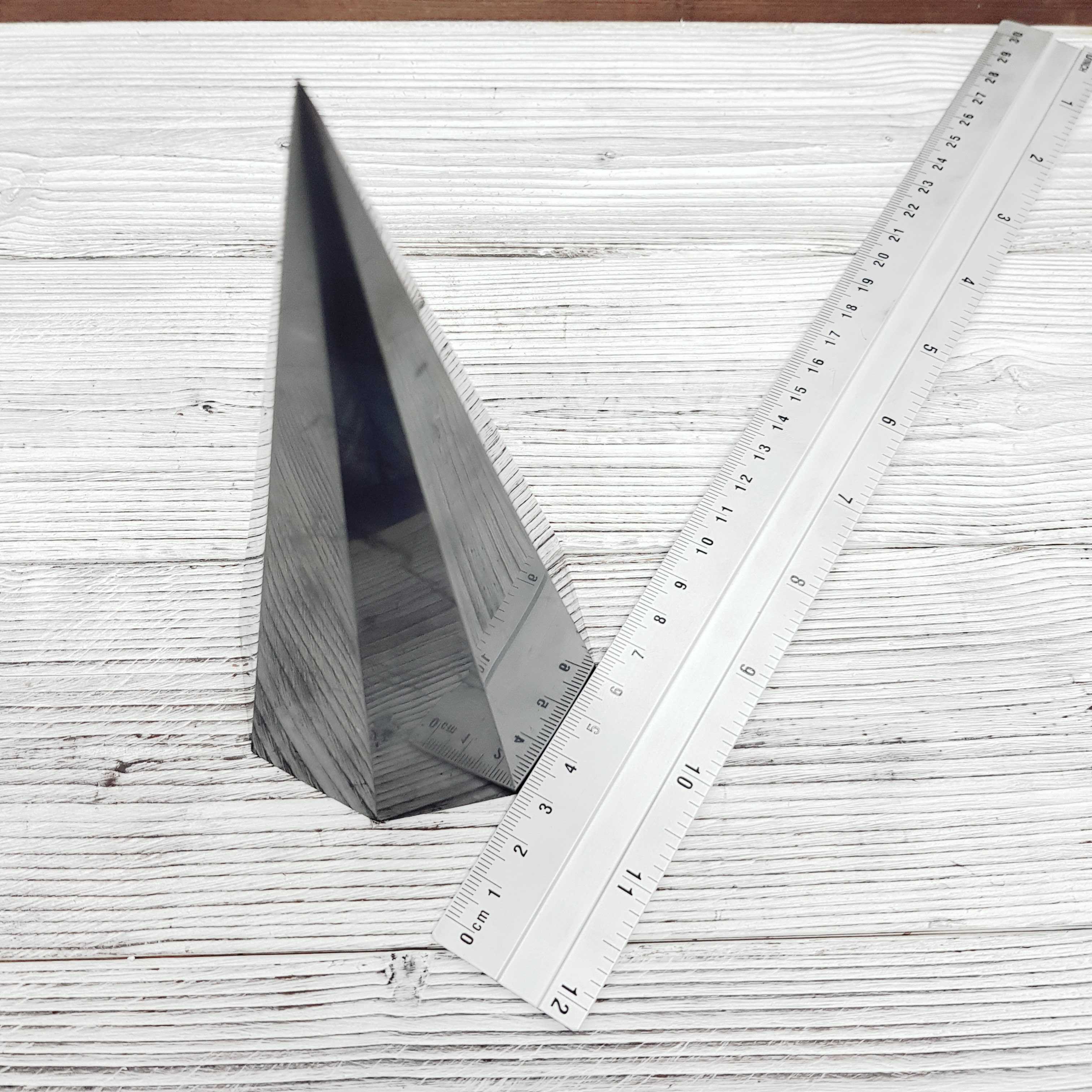 Пирамида шунгит Россия полированная восьмигранная 7 см