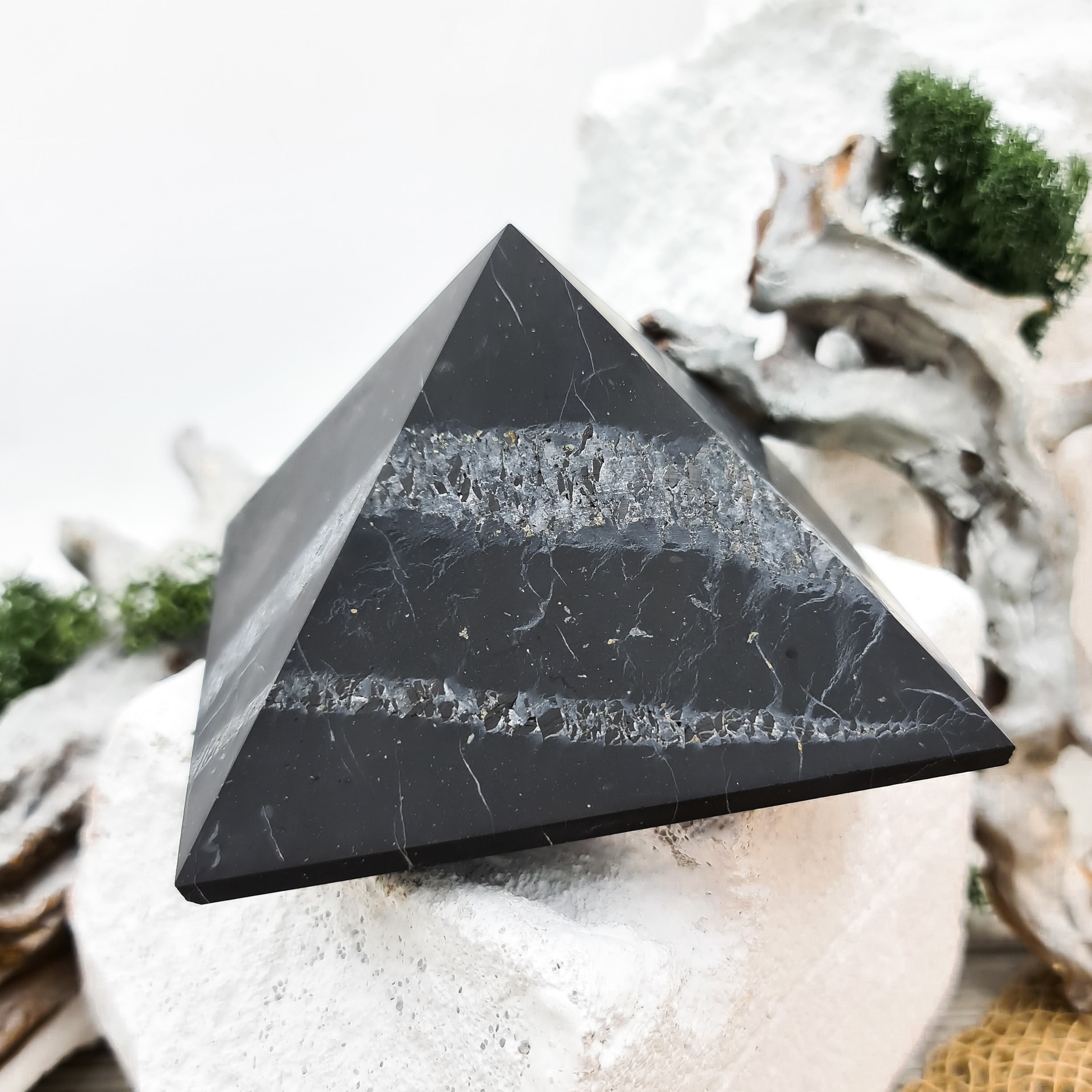 Пирамида Шунгит с кварцем Россия 10 см
