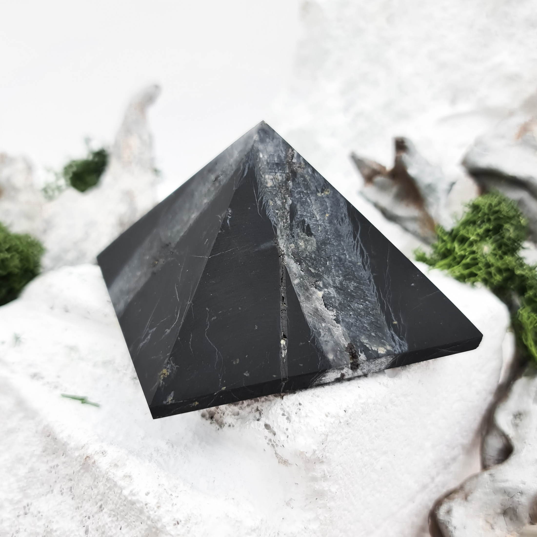 Пирамида шунгит с кварцем Россия 7 см