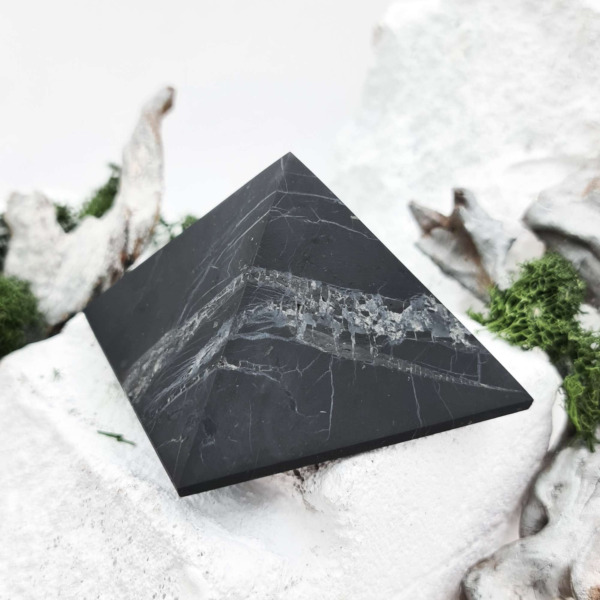 Пирамида шунгит с кварцем Россия 8 см