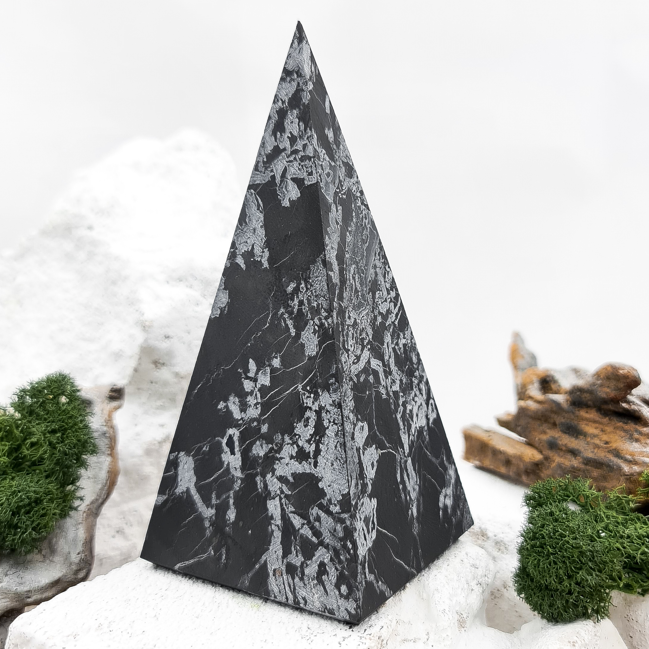 Пирамида Голода Шунгит с кварцем Россия (Максовский карьер) 6 см