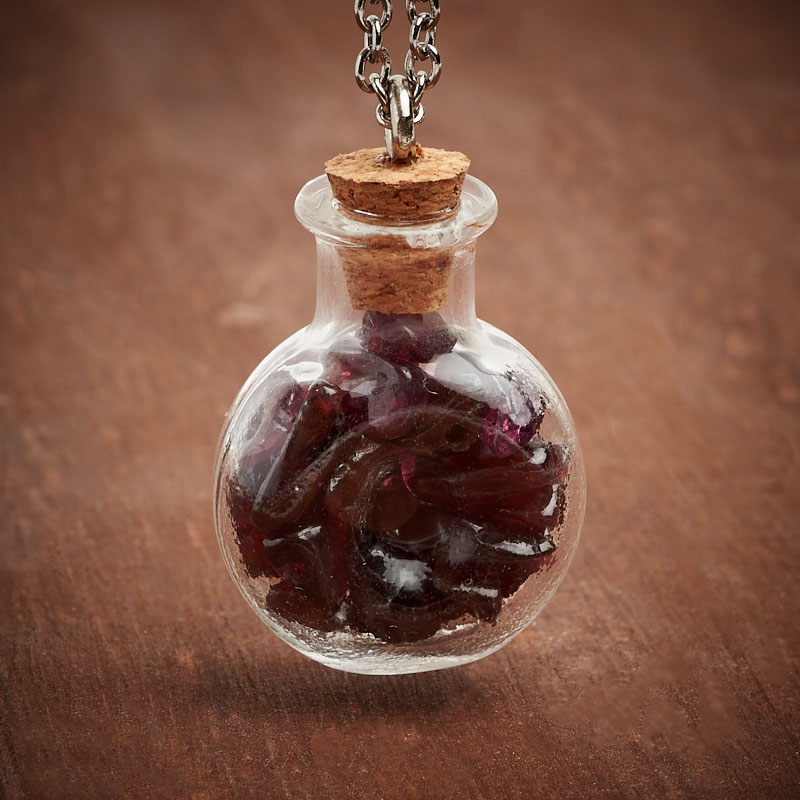 Кулон гранат альмандин Индия (биж. сплав, сталь хир., стекло) бутылочка 3 см