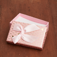 Подарочная упаковка (картон, текстиль) под комплект (цепь, кольцо, серьги) (коробка) (розовый) 75х45х25 мм