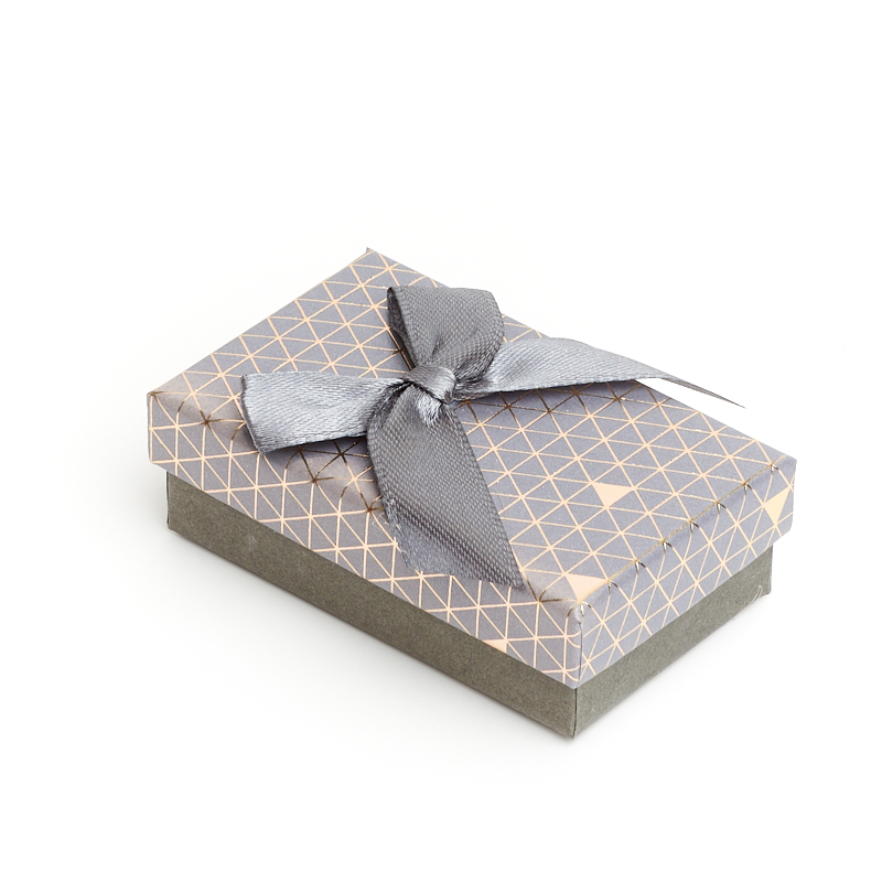 Подарочная упаковка (картон, текстиль) под комплект (цепь, кольцо, серьги) (коробка) (серый) 75х45х25 мм