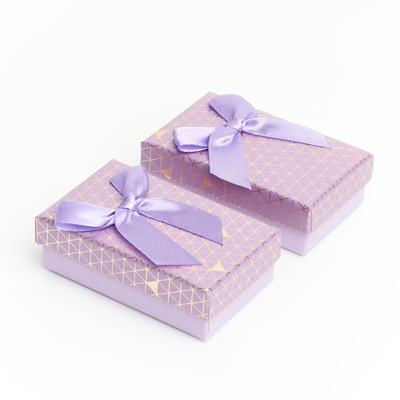 Подарочная упаковка (картон, текстиль) под комплект (цепь, кольцо, серьги) (коробка) (фиолетовый) 75х45х25 мм