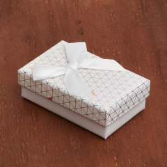 Подарочная упаковка (картон, текстиль) под комплект (цепь, кольцо, серьги) (коробка) (белый) 75х45х25 мм