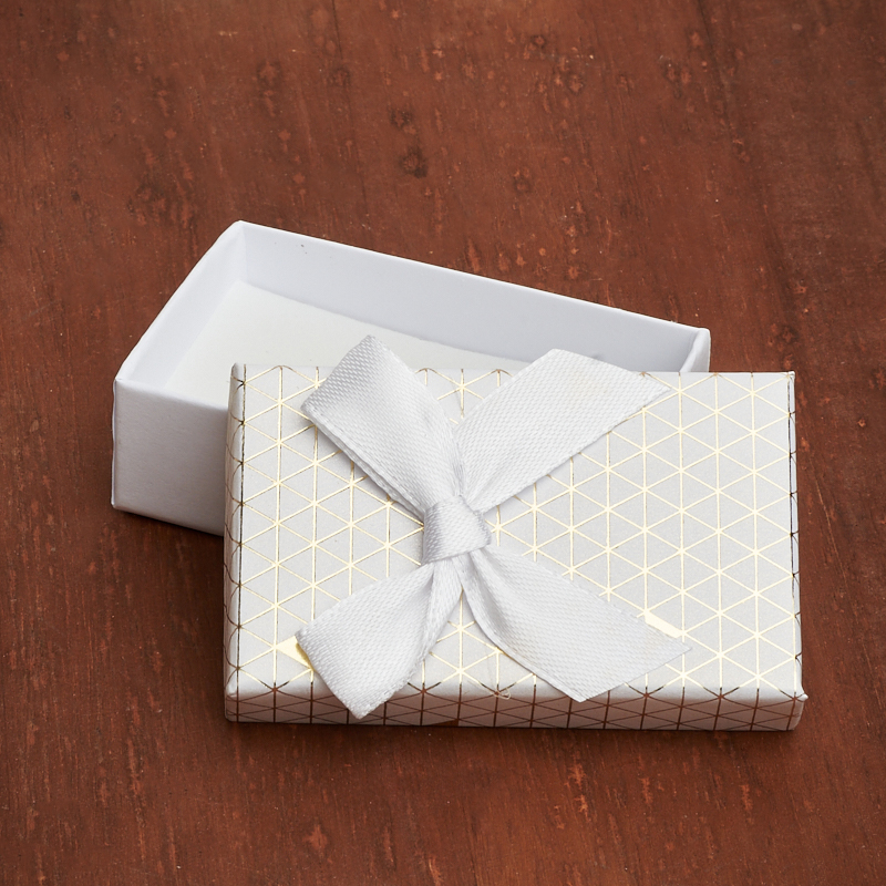 Подарочная упаковка (картон, текстиль) под комплект (цепь, кольцо, серьги) (коробка) (белый) 75х45х25 мм