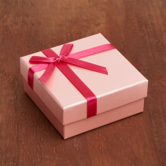 Подарочная упаковка (картон, текстиль) под комплект (кольцо, серьги, кулон) (коробка) (розовый) 85х85х40 мм