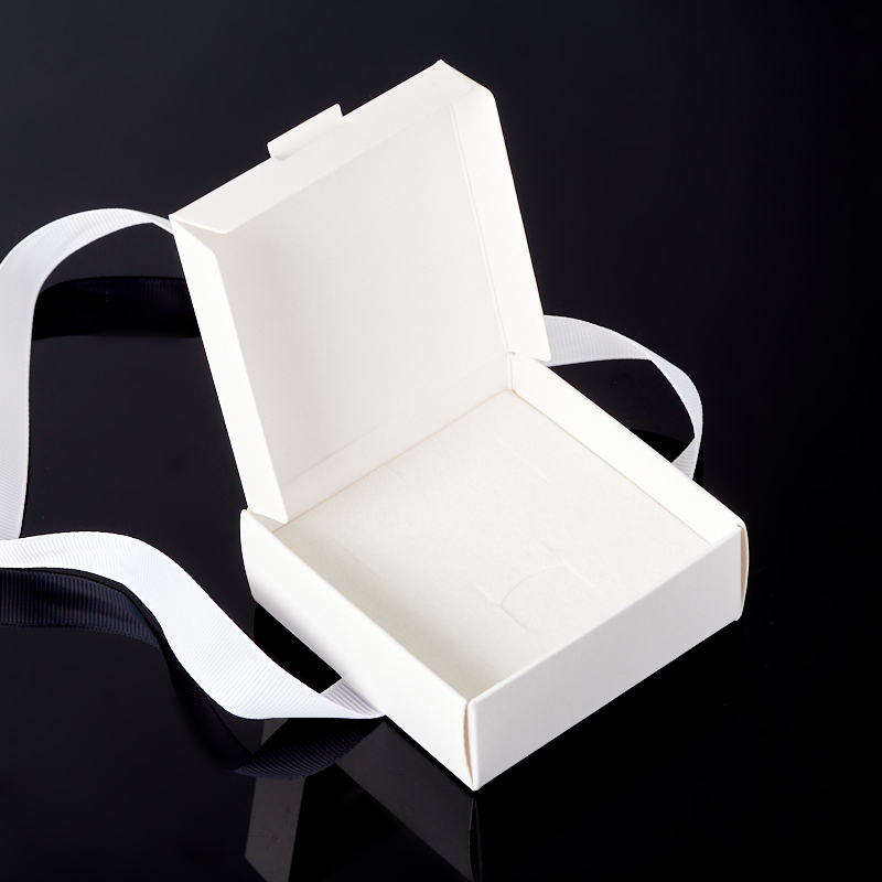 Подарочная упаковка (картон, текстиль) под комплект (кольцо, серьги, кулон) (коробка) (белый) 80х80х30 мм