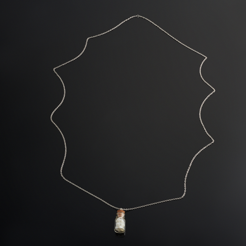 Кулон перламутр белый Индонезия (биж. сплав, сталь хир., стекло) бутылочка огранка 2,5 см