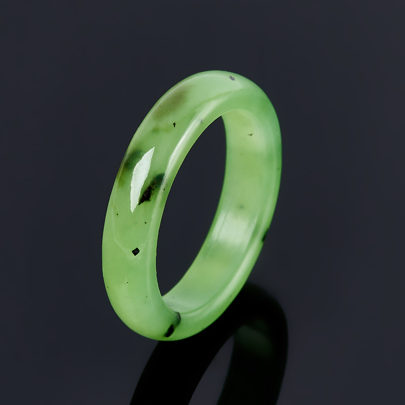 Кольцо нефрит зеленый Россия (цельное) размер 18,5