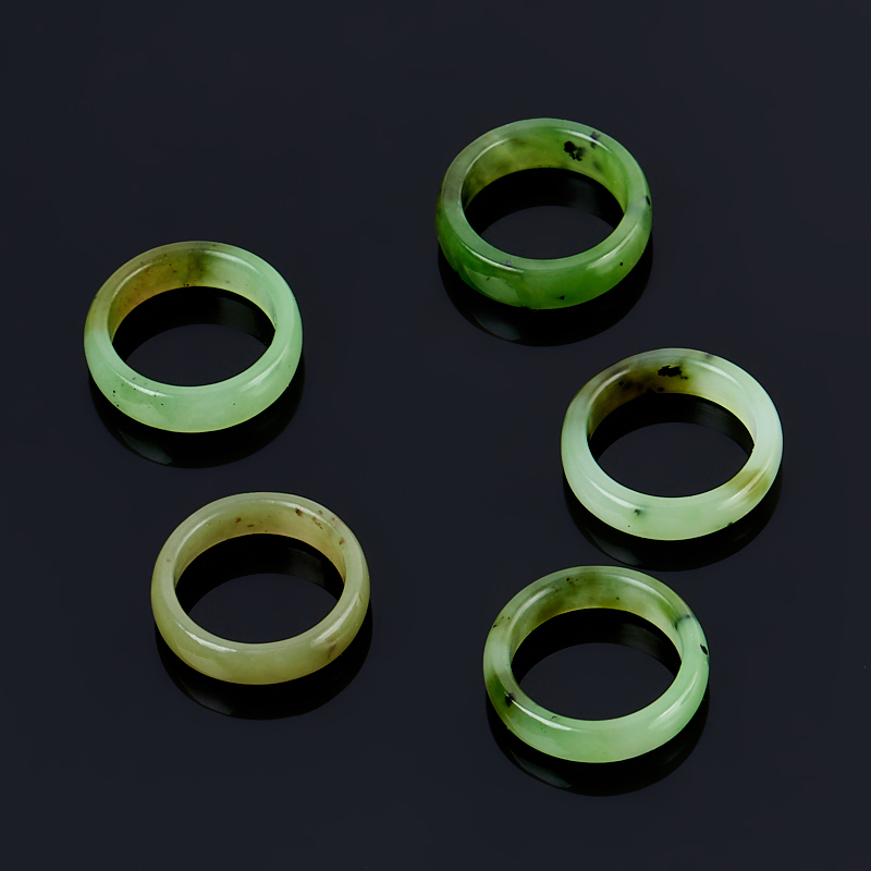 Кольцо нефрит зеленый Россия (цельное) размер 16