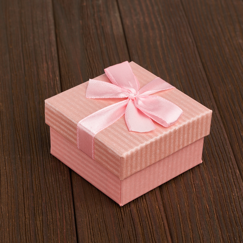 Подарочная упаковка (картон, текстиль) под комплект (кольцо, серьги, кулон) (коробка) (розовый) 55х55х30 мм