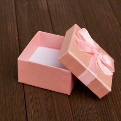 Подарочная упаковка (картон, текстиль) под комплект (кольцо, серьги, кулон) (коробка) (розовый) 55х55х30 мм