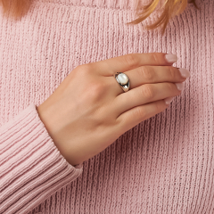 Кольцо перламутр белый Индонезия (серебро 925 пр. родир. бел.) размер 17,5