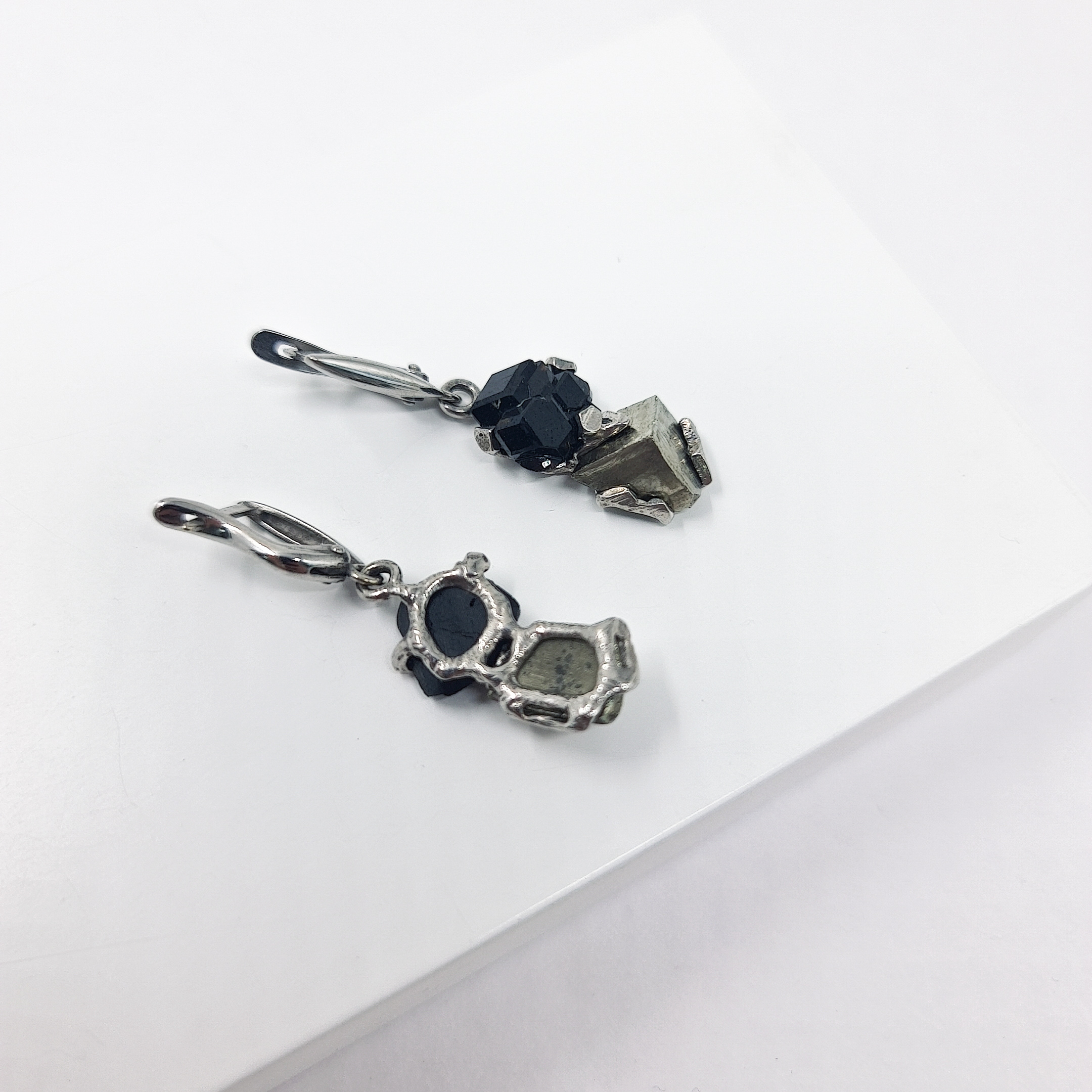Серьги микс гранат, пирит (нейзильбер платинир., рутений)