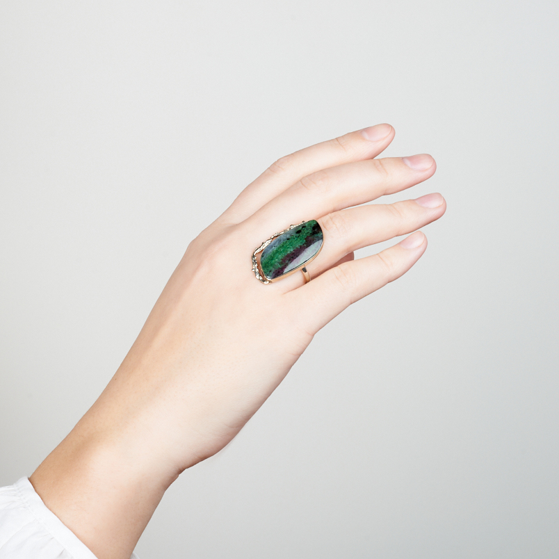 Кольцо корунд в цоизите (дублет) Бразилия (нейзильбер) размер 17,5