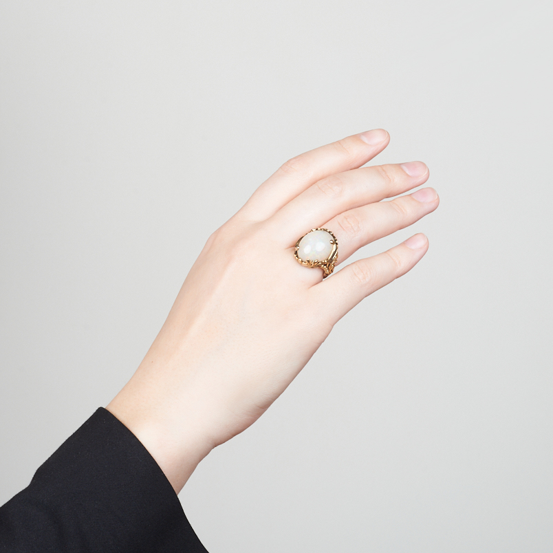 Кольцо опал благородный белый Эфиопия (серебро 925 пр. позолота, родир. черн.) размер 17