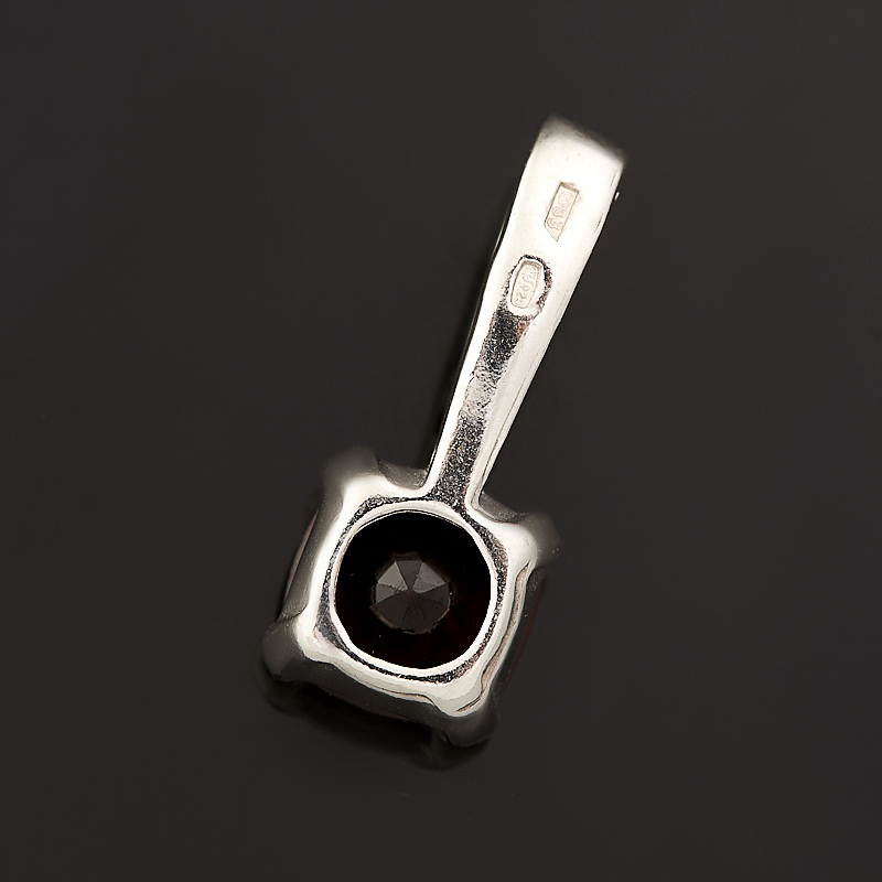 Кулон гранат альмандин Индия (серебро 925 пр. родир. бел.) квадрат огранка