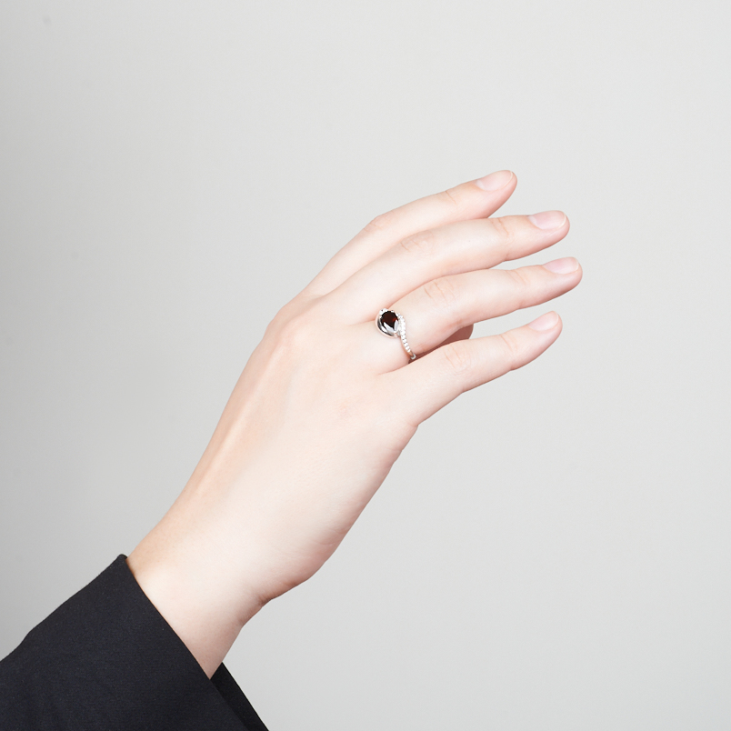 Кольцо гранат альмандин Индия (серебро 925 пр. родир. бел.) огранка размер 17