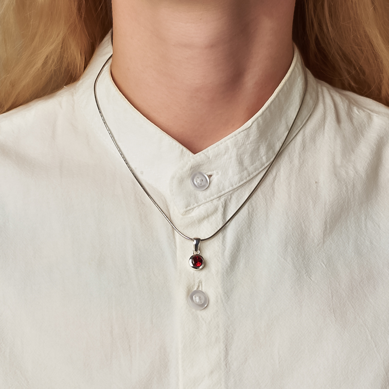 Кулон гранат альмандин Индия (серебро 925 пр. родир. бел.) круг огранка