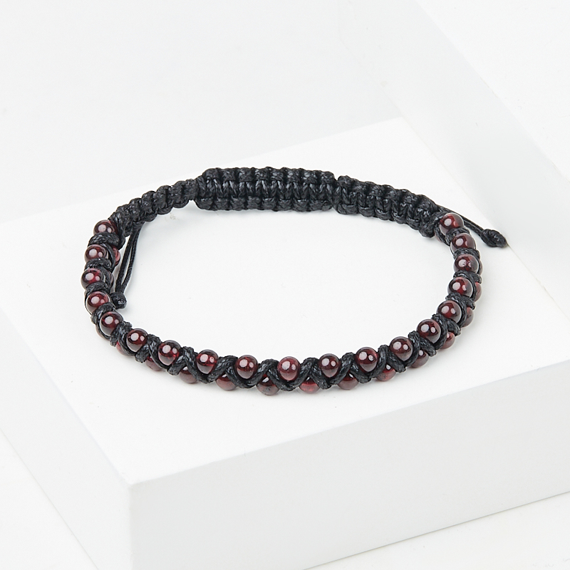 Браслет гранат альмандин Индия (текстиль) шамбала 4 мм 16 см (регулируемый)