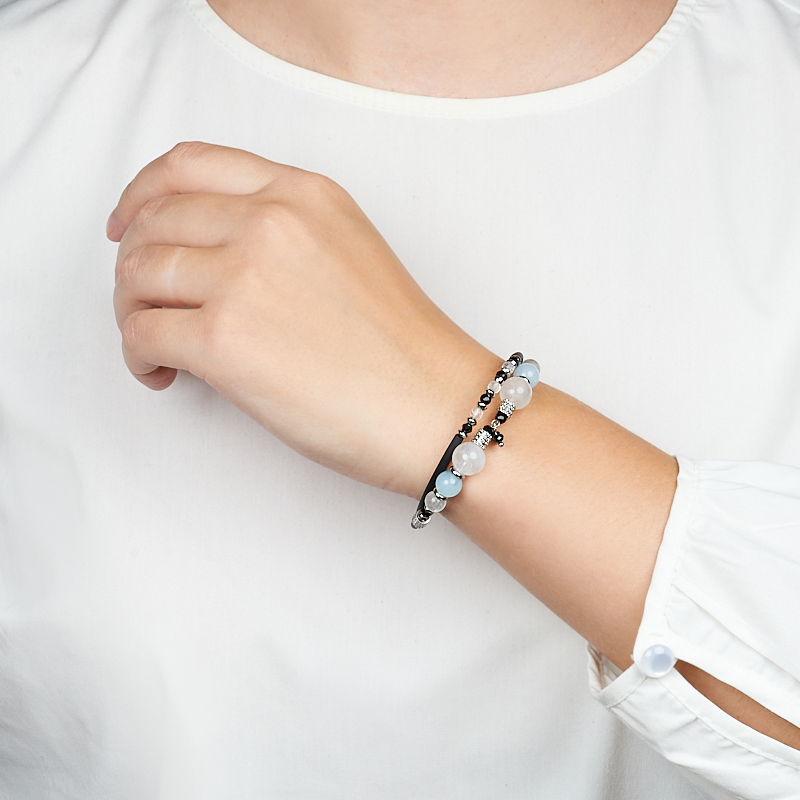 Браслет микс аквамарин, горный хрусталь, лунный камень (биж. сплав, сталь хир.) пружина 18 см (регулируемый)