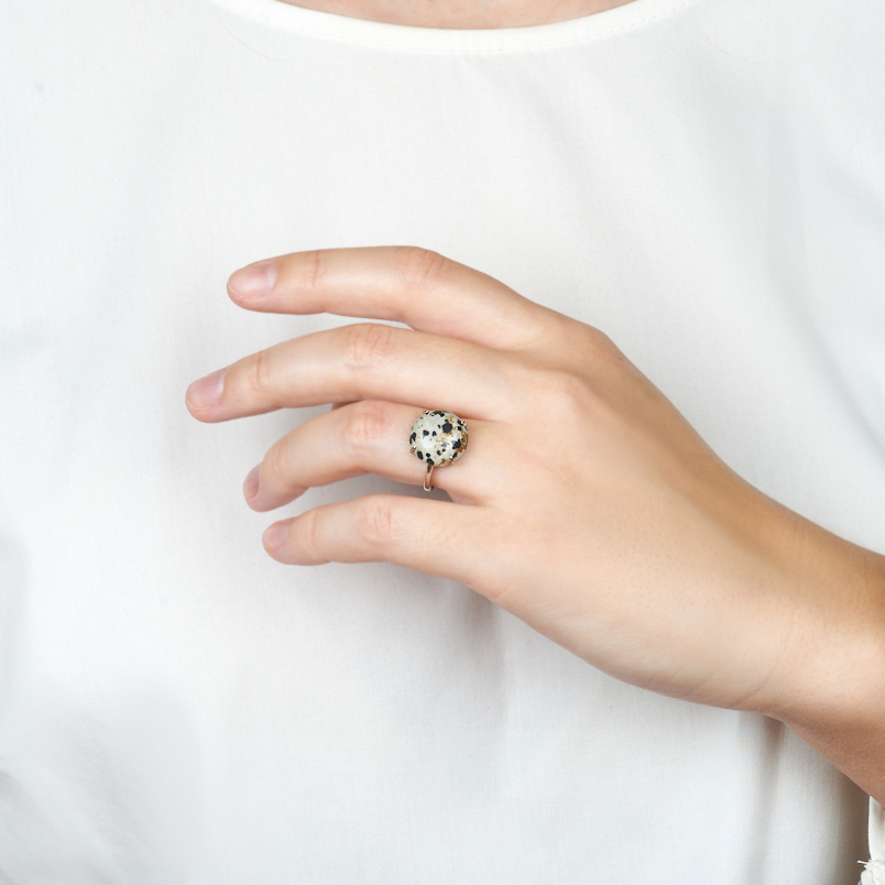 Кольцо яшма далматиновая ЮАР (серебро 925 пр. родир. бел.) размер 18,5