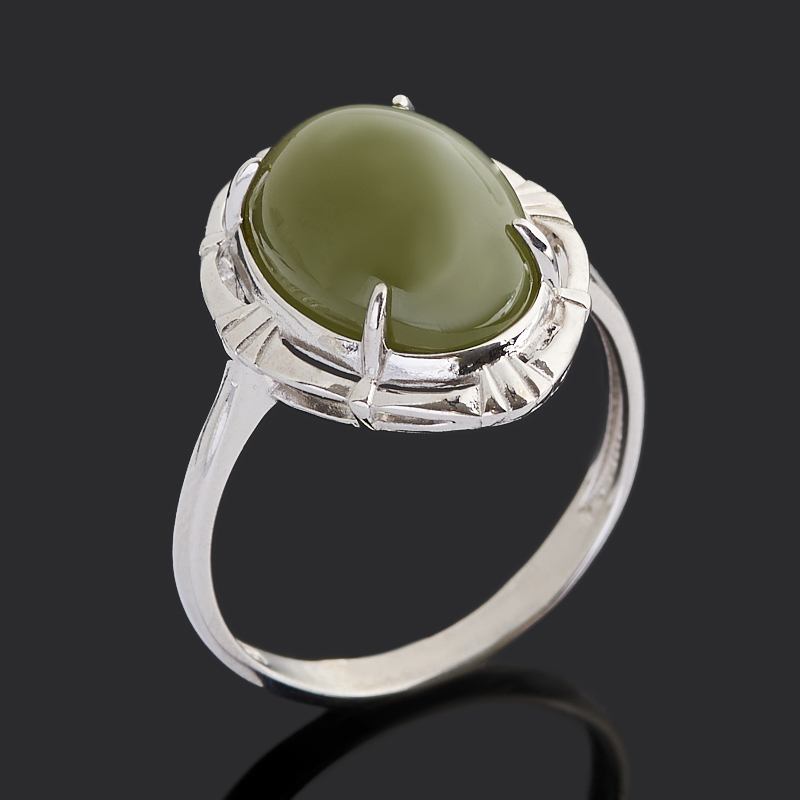 Кольцо нефрит зеленый Россия (серебро 925 пр. родир. бел.) размер 19,5